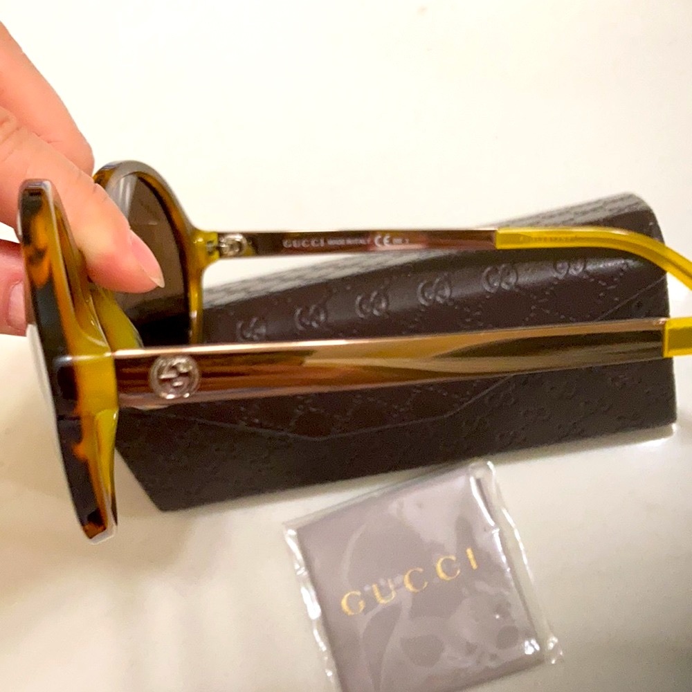Gucci Polarized sunglasses brand new case and cleaning silk cloth. - Picture 5 of 8